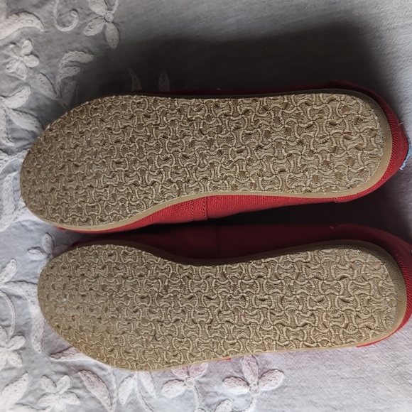 New*TOMS Red Canvas Slip On - Size 7 - New - Picture 3 of 7